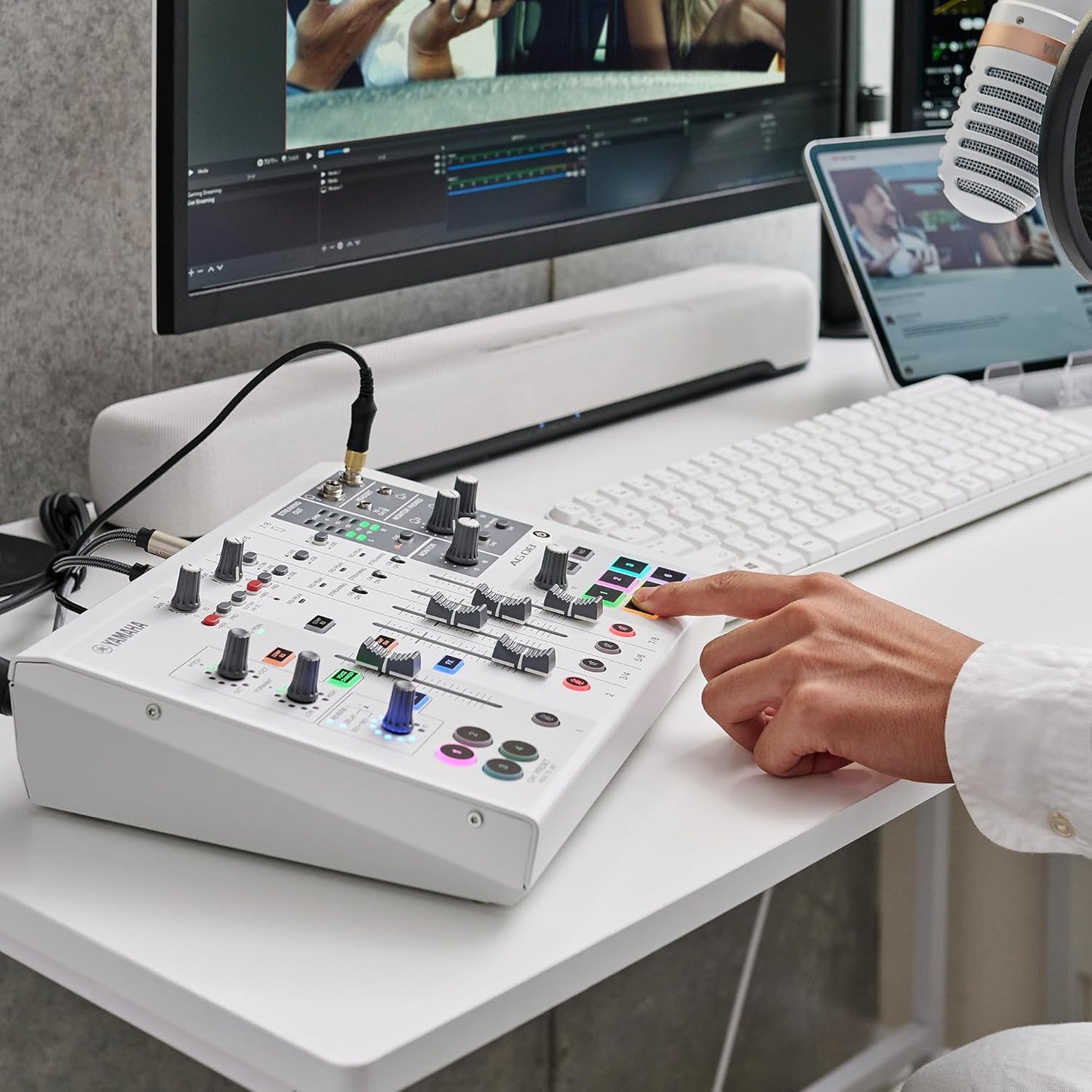 Yamaha AG08 White 8-Channel Live Streaming Loopback Mixer/USB Interface with Steinberg Software Suite